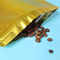 O feijão de café feito sob encomenda do ouro que empacota, está o saco acima de empacotamento do malote com válvula fornecedor